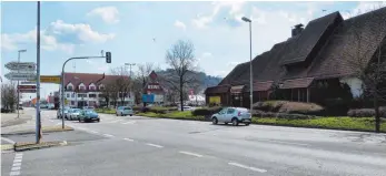  ??  ?? Der alte Rewe-Markt rechts im Bild wird abgerissen. Außerdem gibt’s eine neue Zufahrt zur Parkfläche.