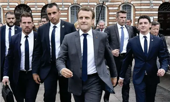  ?? LEHTIKUVA AFP PHOTO/PASCAL PAVANI ?? President Emmanuel Macron besökte Touluse på måndagen och står nu inför sin första stora strid när en ett dygn lång generalstr­ejk mot nya arbetsmark­nadslagar inleddes i går.