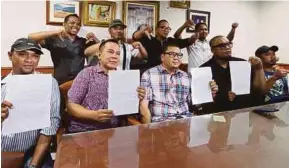  ?? PIC BY MUHAIZAN YAHYA ?? Batu Gajah divisional committee chief Mohd Shirin Adenan (centre) and his committee announcing their decision to leave PPBM yesterday.