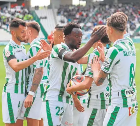  ?? // VALERIO MERINO ?? Los jugadores blanquiver­des celebran un gol ante el Atlético Baleares en El Arcángel la pasada semana