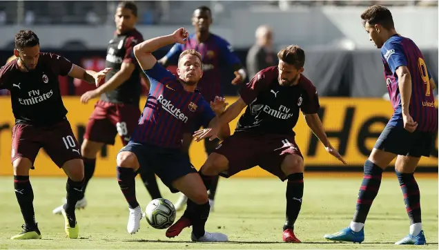  ??  ?? DERROTA CULÉ. Borini y Arthur pugnan por un balón en una acción del enceuntro que terminó con triunfo del Milán.