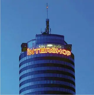  ??  ?? Der Intershop-turm in der Blauen Stunde fotografie­rt: Womöglich ziert der rote Schriftzug nicht mehr lange den Turm, weil Intershop umziehen will. Foto: Tino Zippel