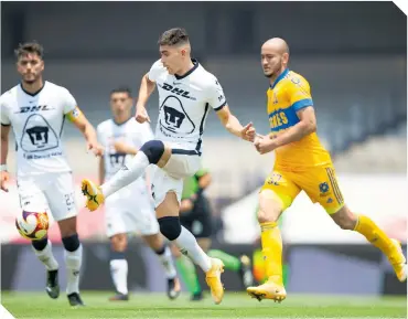  ?? / FOTO: MEXSPORT ?? Vásquez sale con pelota controlada, ante el agobio de González.