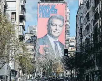  ?? DANI DUCH ?? La pancarta electoral de Laporta que estuvo expuesta junto al Bernabeu