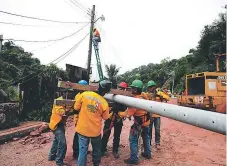  ??  ?? Las cuadrillas de EEH en plena labor de cambio de un poste.