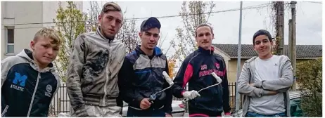  ??  ?? Aymeric, Mehdi et Pascal, au centre, ont été aidés par plusieurs jeunes de leur quartier lors de leur chantier citoyen.