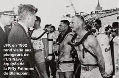  ??  ?? JFK en 1962 rend visite aux plongeurs de l’US Navy, équipés de la Fifty Fathoms de Blancpain.