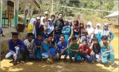  ?? HELMIN TOSUKI/KENDARI POS/JPG ?? PENGABDIAN: Dedy (tengah) bersama siswa di SMA 1 Lasolo Kepulauan, sekolah di perbatasan Sultra-Sulteng. Untuk sampai ke sekolah itu, Dedy harus bertaruh nyawa karena melawan ombak.