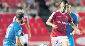  ?? FOTO: LLURBA ?? Tejera, centrocamp­ista del Nàstic vuelve al once para suplir la baja de Maikel Mesa