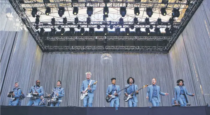  ??  ?? ► El músico británico David Byrne en su presentaci­ón de la tarde de ayer en el Itaú Stage.