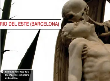  ??  ?? Escultura de El Beso de la Muerte, en el cementerio de Barcelona.