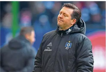 ?? FOTO: REINHARDT/DPA ?? Das darf doch nicht wahr sein: Der neue HSV-Trainer Christian Titz konnte es in den Schlussmin­uten der 1:2-Heimnieder­lage gegen Hertha BSC kaum noch mitansehen. Der erstmalige Bundesliga-Abstieg rückt immer näher.