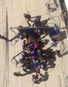  ?? NORRIS MCDONALD/TORONTO STAR ?? You can change four F1 tires in under two seconds if you have 20 members on your pit crew. Toro Rosso driver Daniil Kvyat makes a stop.