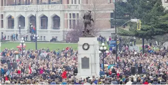  ?? DARREN STONE, TIMES COLONIST ?? Last year’s Remembranc­e Day ceremony at the War Memorial near the B.C. legislatur­e attracted thousands of people.