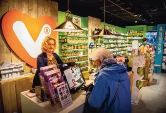  ??  ?? Annette Hemke, filiaalman­ager van de Vitaminsto­re.