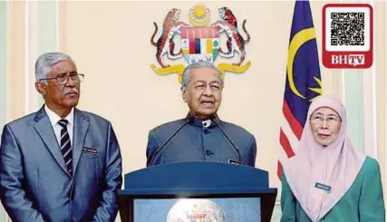  ?? (Foto Ahmad Irham Mohd Noor /BH) ?? Dr Mahathir diiringi Dr Wan Azizah dan Abu Kassim pada sidang media selepas mempengeru­sikan Mesyuarat Jawatankua­sa Khas Kabinet Mengenai Anti-rasuah di Putrajaya, semalam.