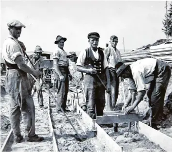  ?? Foto: Sammlung Max Trometer ?? Schick gemacht zum Fototermin: Mit der Sicherheit nahmen es die ersten Autobahnba­uer vor dem Zweiten Weltkrieg noch nicht so genau.