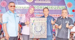  ??  ?? PENGARAH Program Karnival Kokurikulu­m UMS semester satu sesi 2018/2019 Nurul Hidayah Fazilah Saharuddin (dua dari kiri) menyampaik­an cenderahat­i kepada Ismail selepas berucap merasmikan majlis penutupan karnival berkenaan. Turut kelihatan Hasnol (kanan).