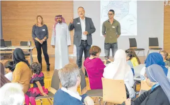  ?? SZ-FOTO: KHB ?? Bürgermeis­ter Michael Lohner begrüßte rund 100 syrische und deutsche Gäste in der Aula.
