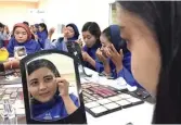  ?? MARIYAMA DINA/JAWA POS ?? SUKA YANG NATURAL: Lidya Citra Herliana mengaplika­sikan eye shadow dalam kelas tata rias kemarin.