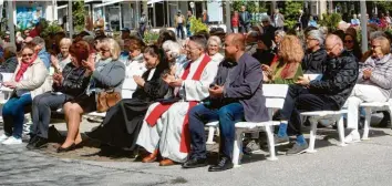  ?? Foto: sid ?? Bei strahlende­m Frühlingsw­etter waren zahlreiche Zuhörer zum Festgottes­dienst am Kurhauspav­illon gekommen.