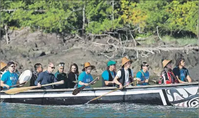  ?? CP PHOTO ?? The Duke and Duchess of Cambridge paddle with a group in a traditiona­l Haida canoe in the waters of Haida Gwaii.