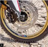  ??  ?? 1
1 Le freinage à deux disques de 310 mm des Africa Twin offre une sérénité pour stopper les 102 chevaux de ce trail de 226 kilos.