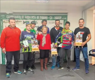  ??  ?? PODIO. Algunos de los vencedores de la cita de Laroya posan junto a sus galardones.