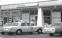  ?? CHICAGO TRIBUNE HISTORICAL PHOTO ?? Police Officer Michael Miljan leaves an Arlington Heights pharmacy after making sure bottles of Extra-Strength Tylenol were being removed from shelves.