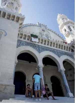  ??  ?? L’ARCHITECTU­RE EST L’UN DES ATTRAITS DE LA CAPITALE. ICI, LA SUBLIME MOSQUÉE KETCHAOUA DONT LA RESTAURATI­ON VIENT DE S’ACHEVER.