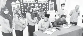  ?? ?? MOU: Majlis menandatan­gani Perjanjian Memorandum Persefaham­an (MOU) antara Nordin (Kanan) dan Marif (kiri) sambil disaksikan oleh Pegawai SIP+ dan guru besar.