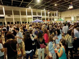  ??  ?? A migliaia in FieraSotto, una delle scorse edizioni della festa di Medicina, in Fiera a Padova