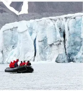  ??  ?? Wie Hochhäuser erheben sich Gletscher-Eisberge vor dem Schlauchbo­ot