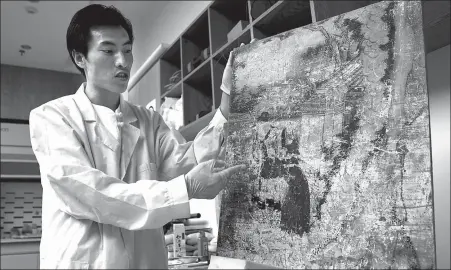  ?? HUO YAN / CHINA DAILY ?? Li Sen has worked for the Mural Conservati­on and Restoratio­n Center at the Xi’an Qujiang Museum of Fine Arts for five years.