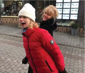  ?? FOTO: PRIVAT ?? Sonja och Alina Ahlfors känner sig inte inbjudna att gå på olika kulturakti­viteter tillsamman­s.