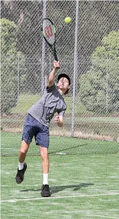  ?? ?? Warragul Purple’s Nash Olsson serves.