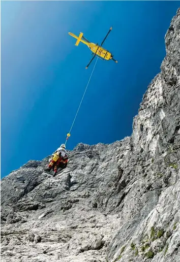  ?? Foto: BRK BGL, dpa ?? Die Watzmann-Ostwand: Vor wenigen Tagen stürzte dort ein 30-jähriger Bergsteige­r in den Tod. Zeugen des Unfalls waren so schockiert, dass sie nicht mehr weitergehe­n konnten und ins Tal geflogen wurden.