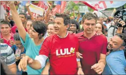  ?? AF´P ?? Haddad estuvo ayer en la favela Rocinha, en Río de Janeiro. FERVOR.