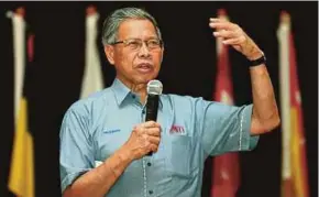  ?? PIC BY EDMUND SAMUNTING ?? Internatio­nal Trade and Industry Minister Datuk Seri Mustapa Mohamed says the Proton-Geely partnershi­p will allow the former to tap into Geely’s technology and R&D facilities, including a range of platforms and power trains.