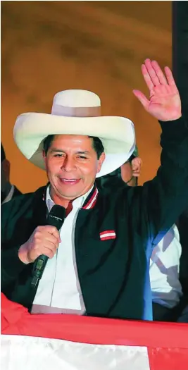  ?? EFE ?? El maestro rural y líder sindical Pedro Castillo celebra su proclamaci­ón en Lima