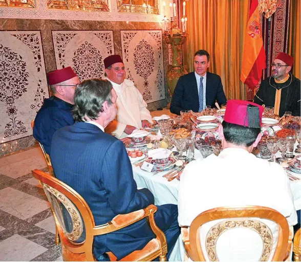  ?? ?? Pedro Sánchez junto a Mohamed VI durante el «iftar» con la bandera española al revés