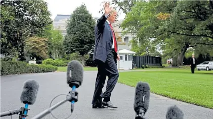  ?? REUTERS ?? Saludo. El presidende Donald Trump, ayer antes de viajar a Pennsylvan­ia, saluda en la Casa Blanca.