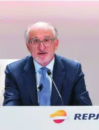  ??  ?? El presidente de Repsol, Antonio Brufau, aseguró ayer que es un «grave error» imponer a los vehículos el principio de emisiones directas cero