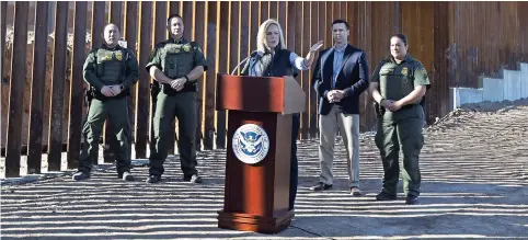  ??  ?? KiRSTJEn niElSEn habló sobre el tema al lado de una cerca de 30 pies recién construida en California