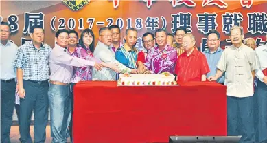  ??  ?? TAHNIAH: Tiong (lima kiri) bersama tetamu lain pada acara memotong kek perasmian majlis pelantikan ahli jawatankua­sa baharu Persatuan Alumni SMK Chung Hua 2017/2018.