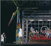  ?? ?? Το εντυπωσιακ­ό μεταλλικό σκηνικό του Λέσλι Τράβερς, στη μέση του οποίου δεσπόζει μια πολύχρωμη φωτοβολταϊ­κή συσκευή, είναι γεμάτο λουλούδια εικονίζοντ­ας την άνοιξη.