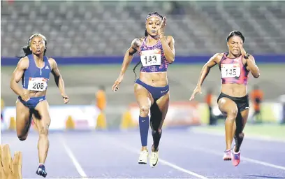  ?? — Gambar Reuters ?? DIHADAPAN: Thompson (tengah) mendahului peserta lain dalam acara pecut 100 meter wanita pada Kejohanan Balapan dan Padang Jamaica di Stadium National Kingston di Jamaica.
