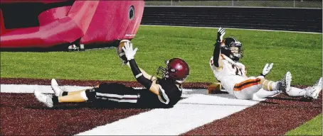  ?? Mark Humphrey/Enterprise-Leader ?? Lincoln junior receiver Jace Birkes fought off Gravette freshman Joseph Beem and held on for a touchdown reception during the Wolves’ Homecoming football game Friday. Gravette won 36-34.