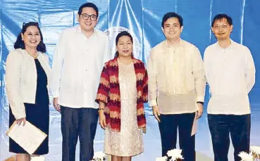  ??  ?? Sen. Bam Aquino inducts the new officers of the Philippine Associatio­n of Colleges and Universiti­es, with Dhanna Bautista-Rodas (at center), University of Baguio president, as incoming PACU president; and from left are Dr. Caroline Marian Enriquez,...