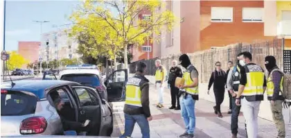  ?? S. GARCÍA ?? Agentes de la Policía Nacional tras las detencione­s en la barriada de Cerro Gordo, Badajoz.